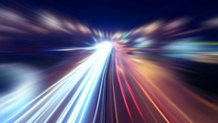 Сколько фотонов во Вселенной и почему свет не так быстр, как нам кажется?