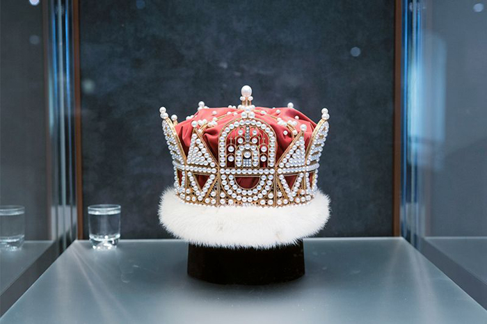 Реконструкция средневековой византийской короны, выполненная мастерами Микимото.