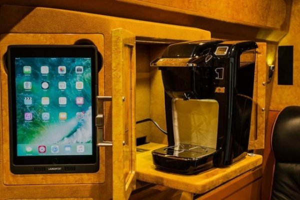 Пуленепробиваемая крепость: элитный Mercedes Sprinter за 550 000 долларов Пуленепробиваемая крепость: элитный Mercedes Sprinter за 550 000 долларов