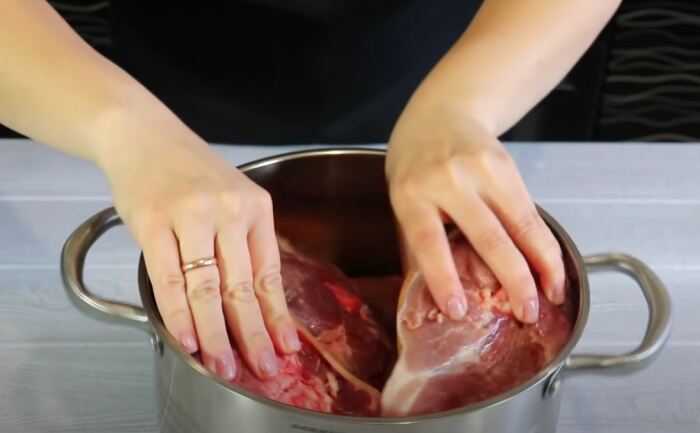 Рубим свинину и складываем в кастрюлю. /Фото: youtube.com.