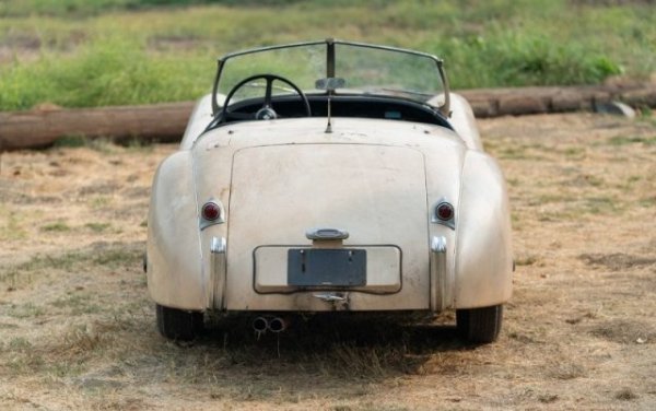 Jaguar XK120 1954 года, несколько десятилетий простоявший в гараже Jaguar XK120 1954 года, несколько десятилетий простоявший в гараже