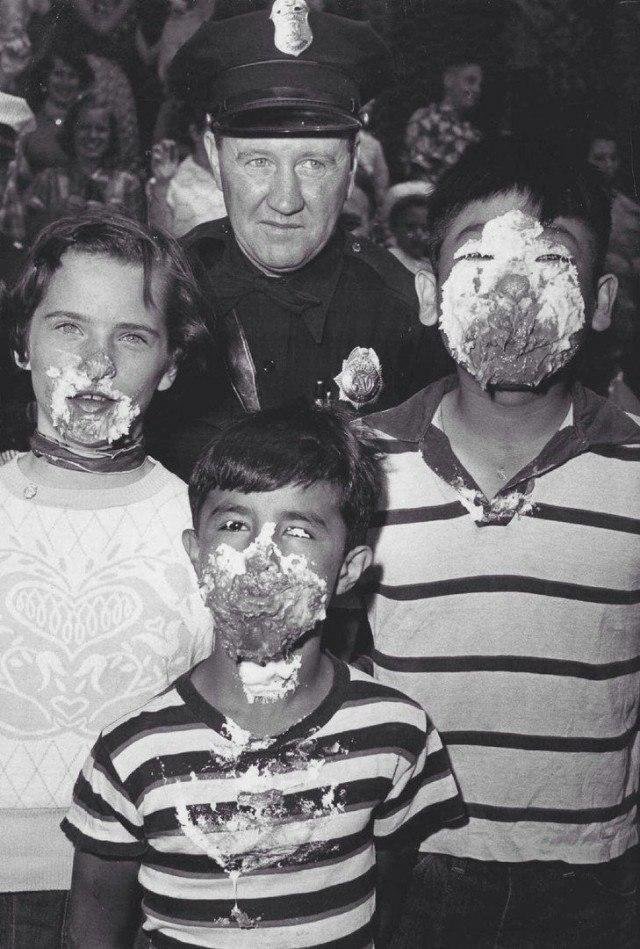 Патрульный из Денвера Джо Хейл на фото с победителями конкурса по поеданию пирогов, Колорадо, 13 мая 1954 года.