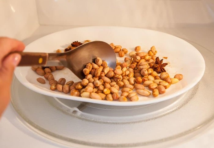 В микроволновке достаточно помешать орехи пару раз / Фото: steamykitchen.com
