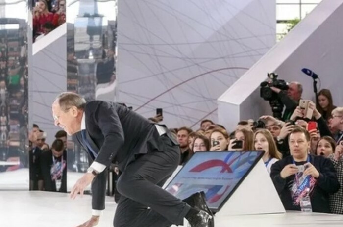 Да еще и прямо перед прессой.