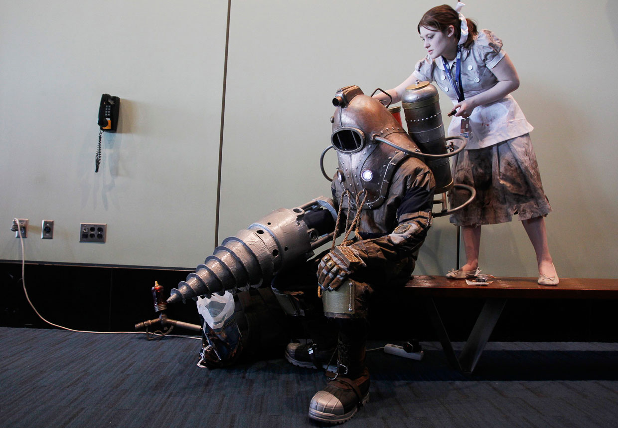 Персонажи, одетые в костюмы героев культовой компьютерной игры «Биошок» Персонажи, одетые в костюмы героев культовой компьютерной игры «Биошок»