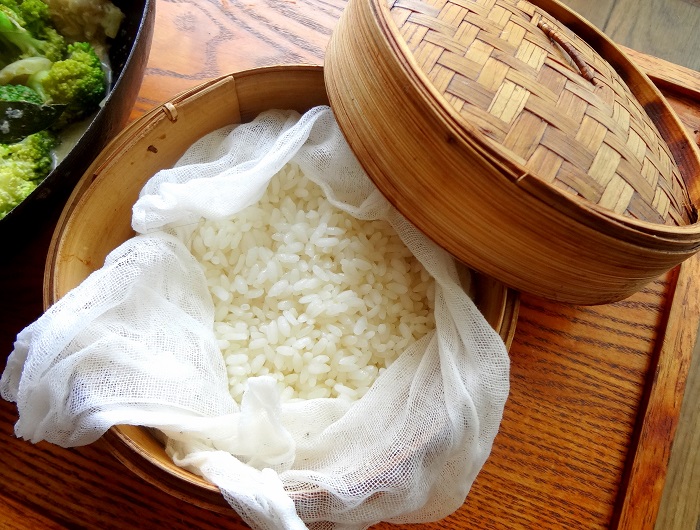 Рис для компресса можно завернуть в марлю. / Фото: fb.ru