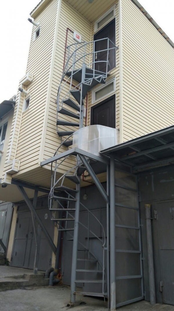 Царь-гаражи: незаконные постройки России, в которых живут люди