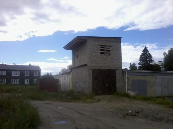 Царь-гаражи: незаконные постройки России, в которых живут люди