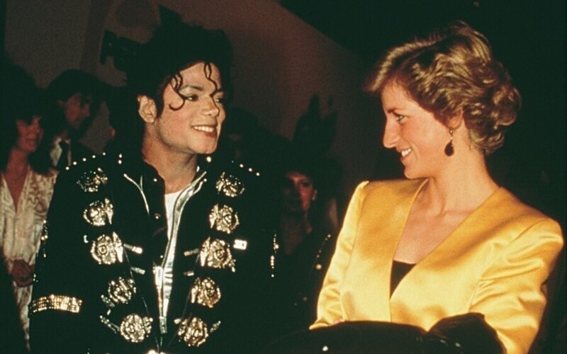 Перед выступлением на стадионе "Уэмбли" Майкл Джексон решил вычеркнуть песню "Dirty Diana" ("Распутная Диана") из уважения к принцессе Диане. Когда Диана услышала об этом, она лично попросила не убирать песню - она была одной из ее любимых Перед выступлением на стадионе "Уэмбли" Майкл Джексон решил вычеркнуть песню "Dirty Diana" ("Распутная Диана") из уважения к принцессе Диане. Когда Диана услышала об этом, она лично попросила не убирать песню - она была одной из ее любимых