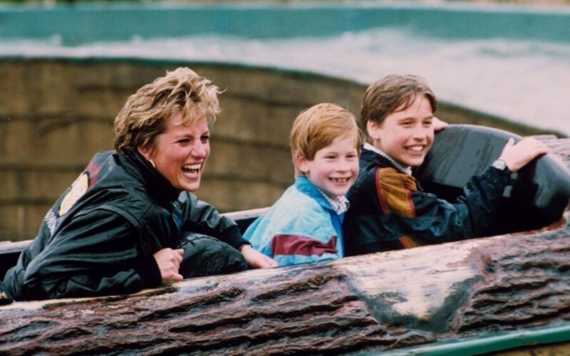 Принцесса Диана отказалась от королевских протоколов. Она носила откровенные платья и повседневные наряды, ездила на метро и отказывалась от специального обслуживания в парках - ее дети Гарри и Уильям стояли в очереди, как и все остальные Принцесса Диана отказалась от королевских протоколов. Она носила откровенные платья и повседневные наряды, ездила на метро и отказывалась от специального обслуживания в парках - ее дети Гарри и Уильям стояли в очереди, как и все остальные