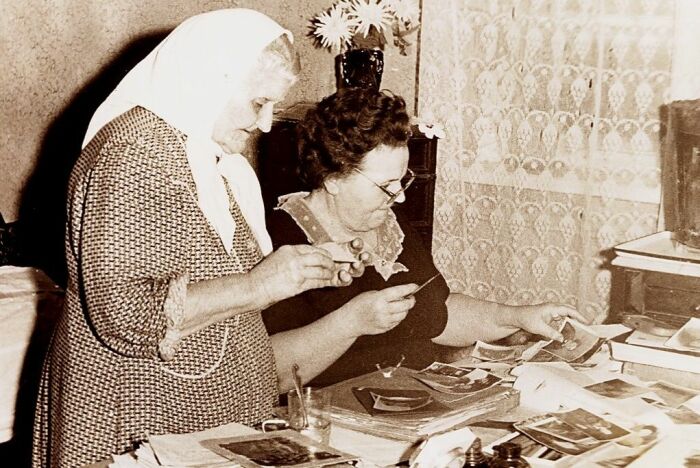 Епистиния с дочерью Валентиной. /Фото:bibliotim.ru Епистиния с дочерью Валентиной. /Фото:bibliotim.ru