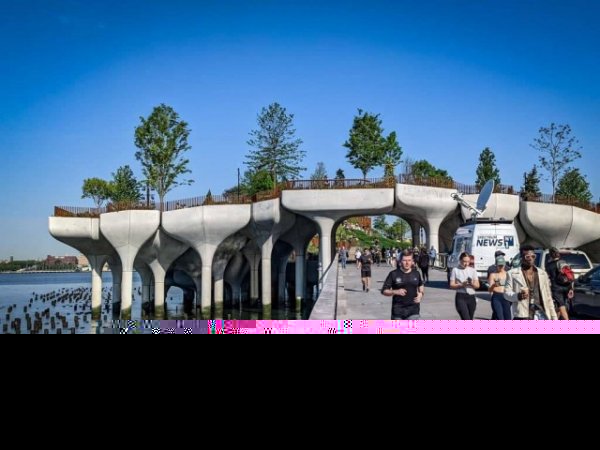 В Нью-Йорке открыли парк в виде бетонных кувшинов прямо на реке Гудзон