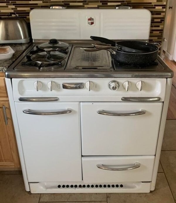 15. "Плита с духовкой WedgeWood, которая принадлежит моей бабушке. Агрегату минимум 70 лет" 15. "Плита с духовкой WedgeWood, которая принадлежит моей бабушке. Агрегату минимум 70 лет"