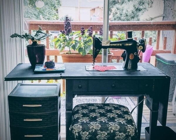 11. "Моя девушка использует эту швейную машинку для изготовления масок. Ее прабабушка купила ее в 1925 году. Она до сих пор отлично работает" 11. "Моя девушка использует эту швейную машинку для изготовления масок. Ее прабабушка купила ее в 1925 году. Она до сих пор отлично работает"