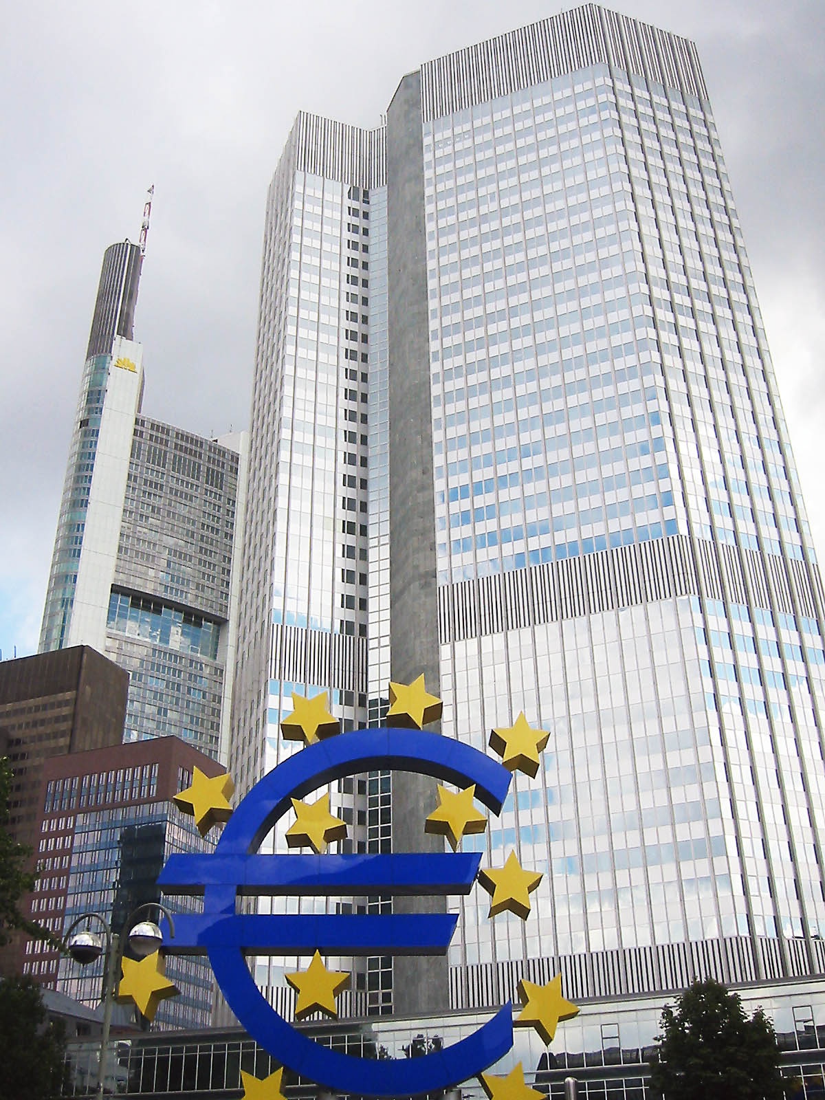 У Западной Европы денег для Восточной нет - так как сама испытывает нарастающий дефицит финансового ресурса.