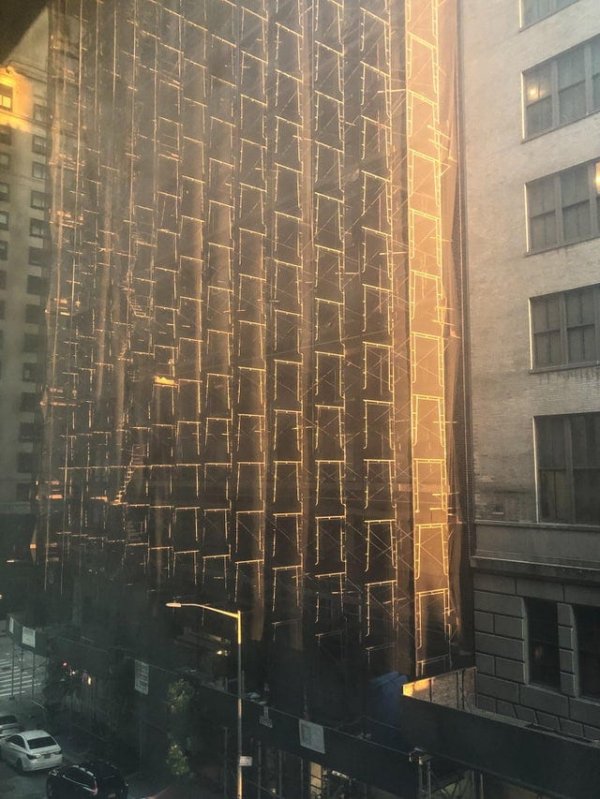 Строительные леса в лучах заката