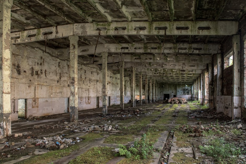 Внутри заброшенного рыбзавода, на котором было до семи линий по производству консервов. Вылов рыбы велся хищническим способом, в связи с чем истощились ее запасы, и в 1970-е годы завод пришлось закрыть