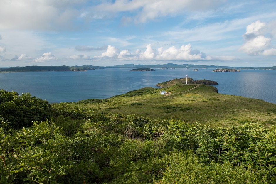 Вид на один из мысов острова Рейнеке. Справа вдалеке виден остров Попова, слева, на горизонте, — остров Русский