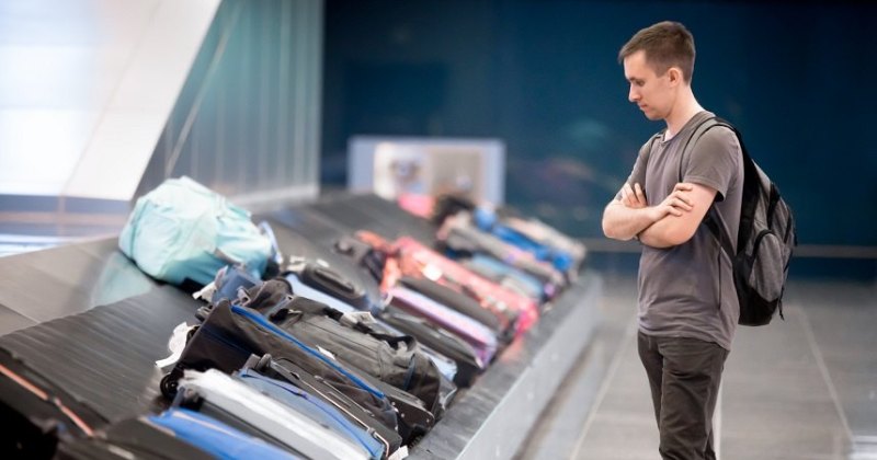 Bigpicture ru young man waiting for baggage