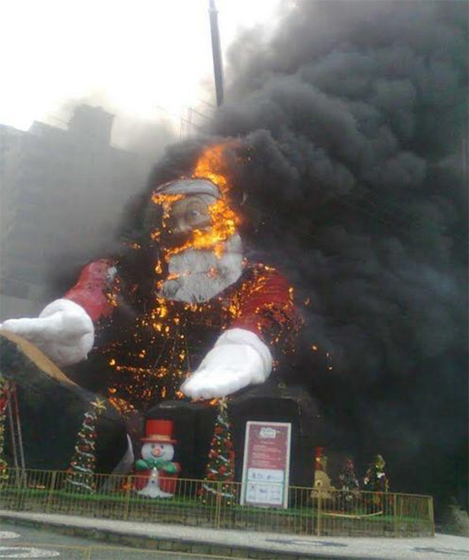 Фото №5 - Елочка, зажгись! 14 фотографий новогодних разрушений