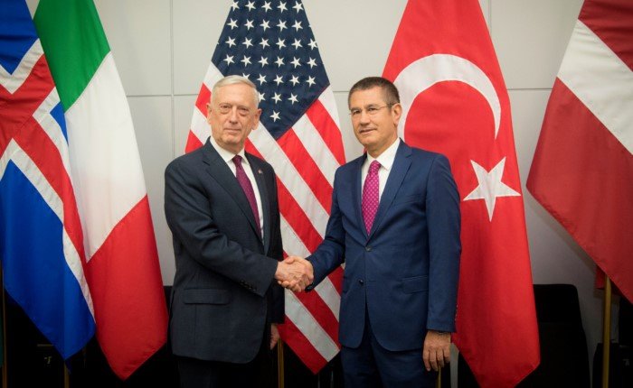 Почему Турцию взяли в НАТО, но почти 30 лет не берут в ЕС? Почему Турцию взяли в НАТО, но почти 30 лет не берут в ЕС?