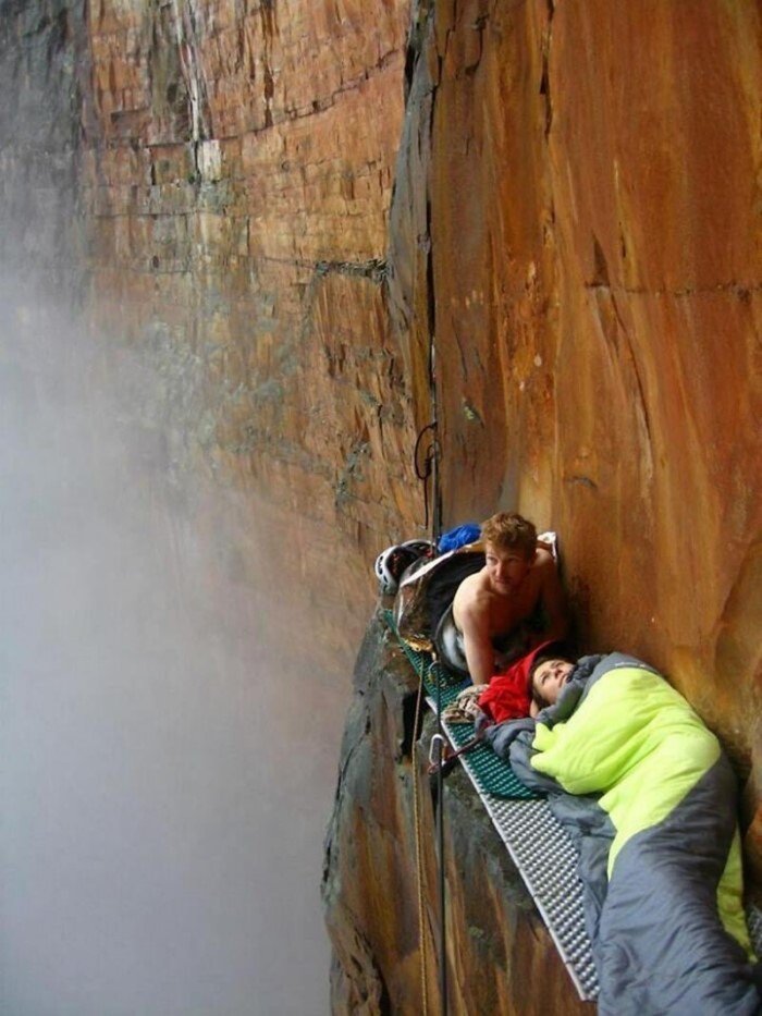 25 снимков с экстремалами, которые были запечатлены на большой высоте