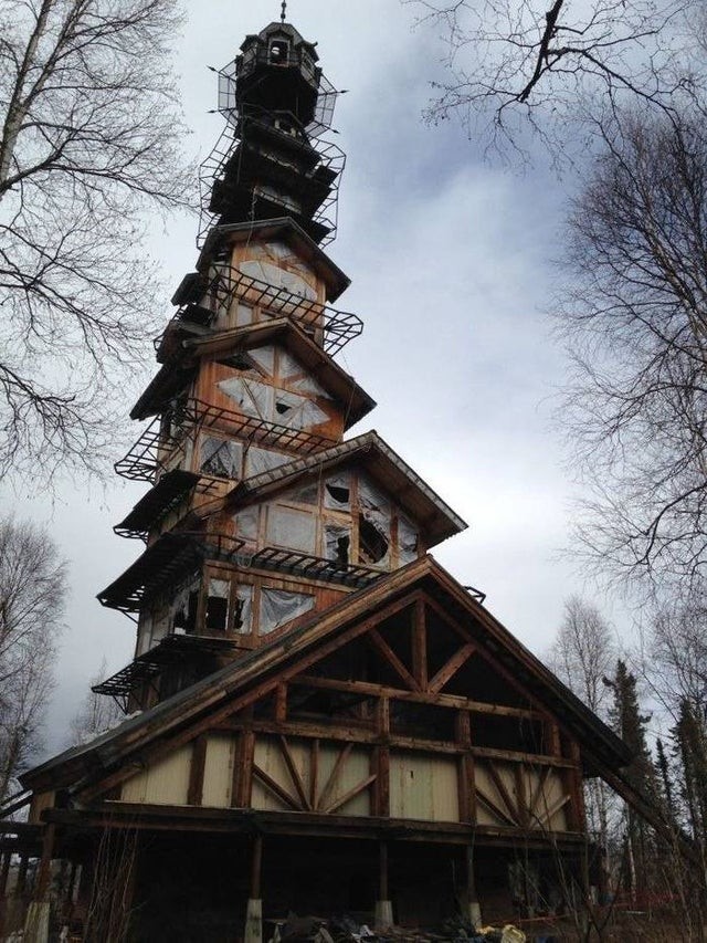 Заброшенное здание на Аляске