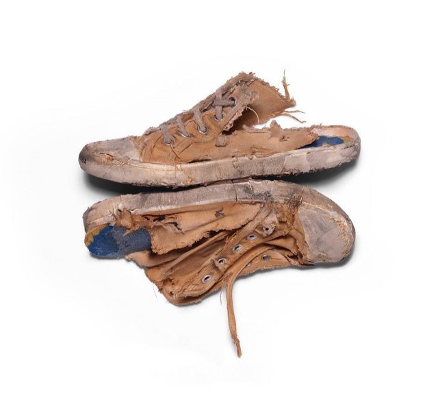 Balenciaga продает рваные кроссовки за 1850 долларов