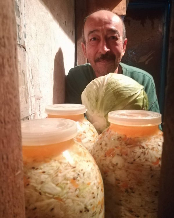 Рубль дешевеет, доллар-евро дорожает. А я свою капусту храню в банках