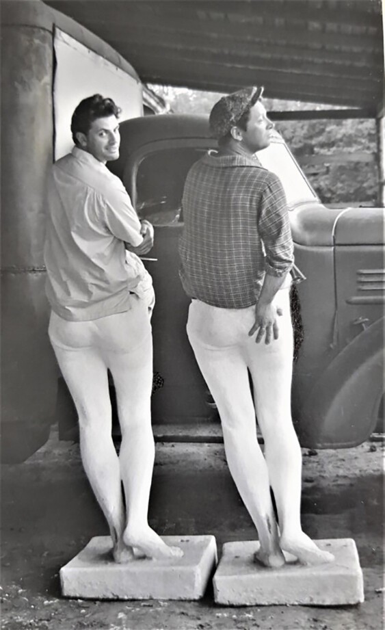 Александр Ширвиндт и артист Юрий Белов сидят на сломанных основах парковых статуй. 1962 год Александр Ширвиндт и артист Юрий Белов сидят на сломанных основах парковых статуй. 1962 год