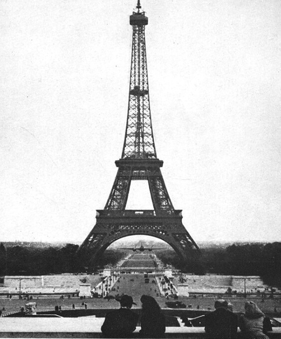 Двухмоторный бомбардировщик De Havilland Mosquito Mk XIII королевских ВВС Канады пролетает под Эйфелевой башней. 1944 год Двухмоторный бомбардировщик De Havilland Mosquito Mk XIII королевских ВВС Канады пролетает под Эйфелевой башней. 1944 год