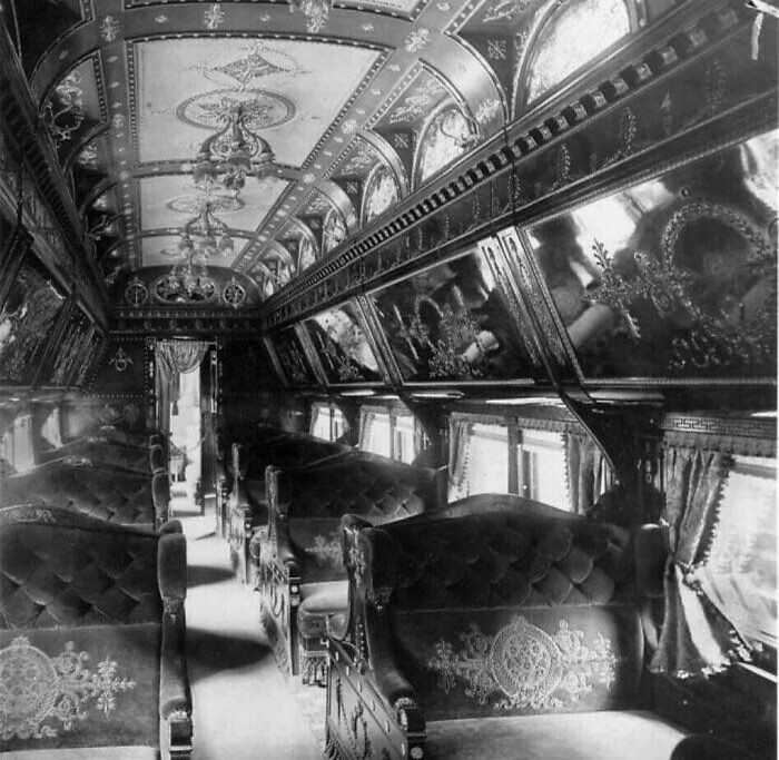 28. Внутри вагона поезда компании Pullman, 1890-е гг.