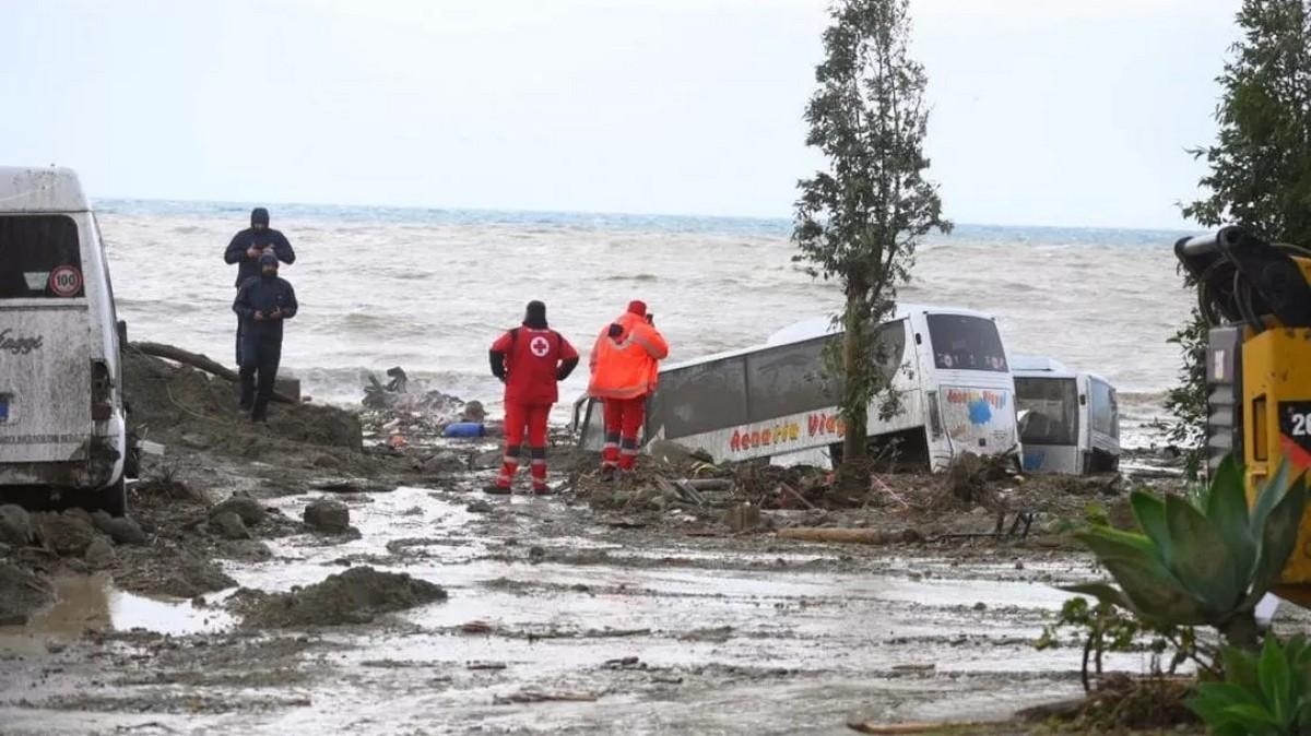 Отчаянный поиск выживших: 10 погибших и 100 попавших в ловушку после мощного оползня в Италии