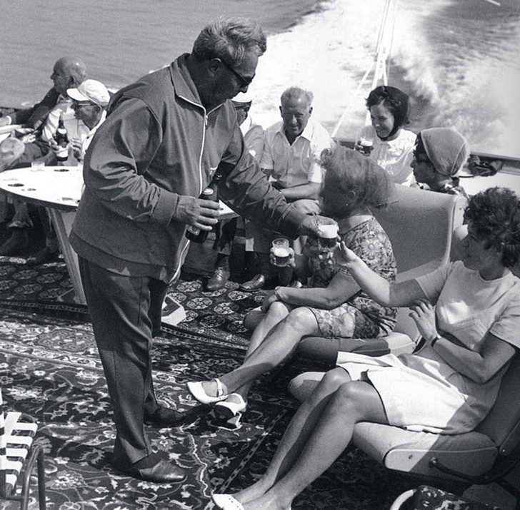 Великие и смешные: 9 неожиданных снимков знаменитостей (с историями)