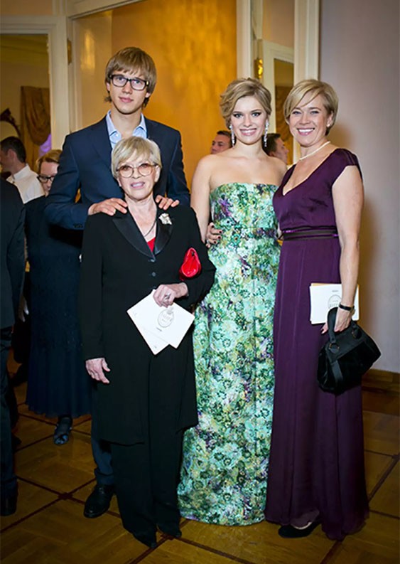 «Служебный роман» разрушил брак Алисы Фрейндлих с известным режиссером. Последний муж на 15 лет младше и жизнь 88-летней актрисы сегодня