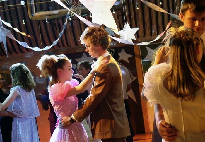 Бесит, когда в фильмах школьные танцы или выпускной делают чуть ли ни событием всей жизни