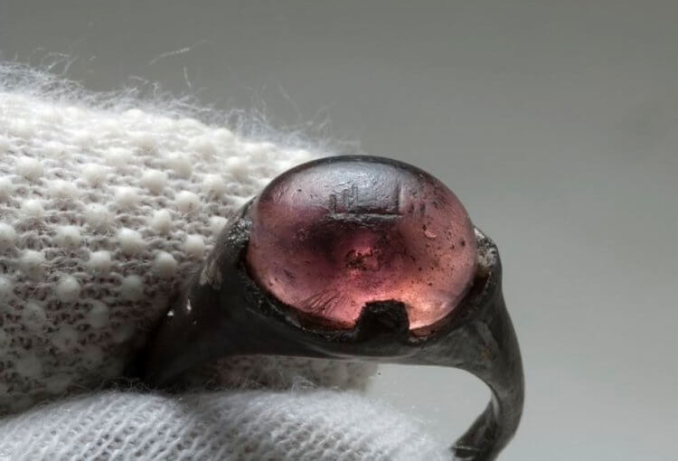 Древнее кольцо эпохи викингов. Кольцо эпохи викингов с арабской надписью. Фото.