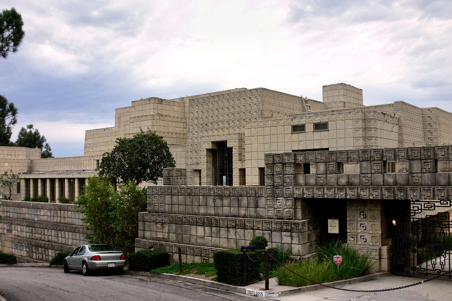 Bigpicture ru medium ennis house front view 2005