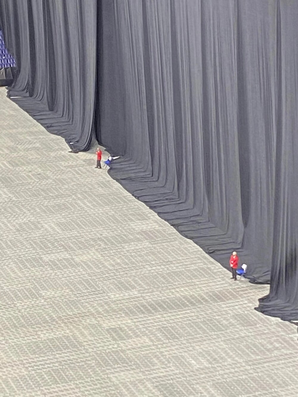 15. Размер этого занавеса поражает 15. Размер этого занавеса поражает