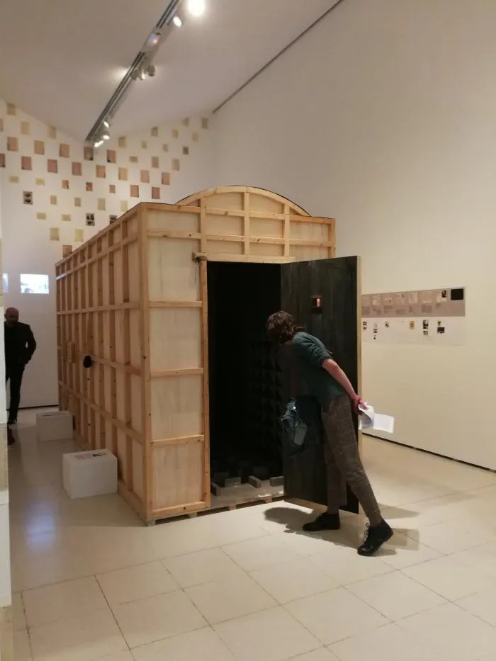 Как выглядела испанская комната, где фашистов пытали современным искусством