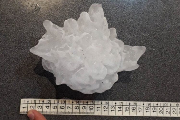 Самый крупный град в истории. Градина, найденная в аргентинском городе Вилья-Карлос-Пас. Фото.