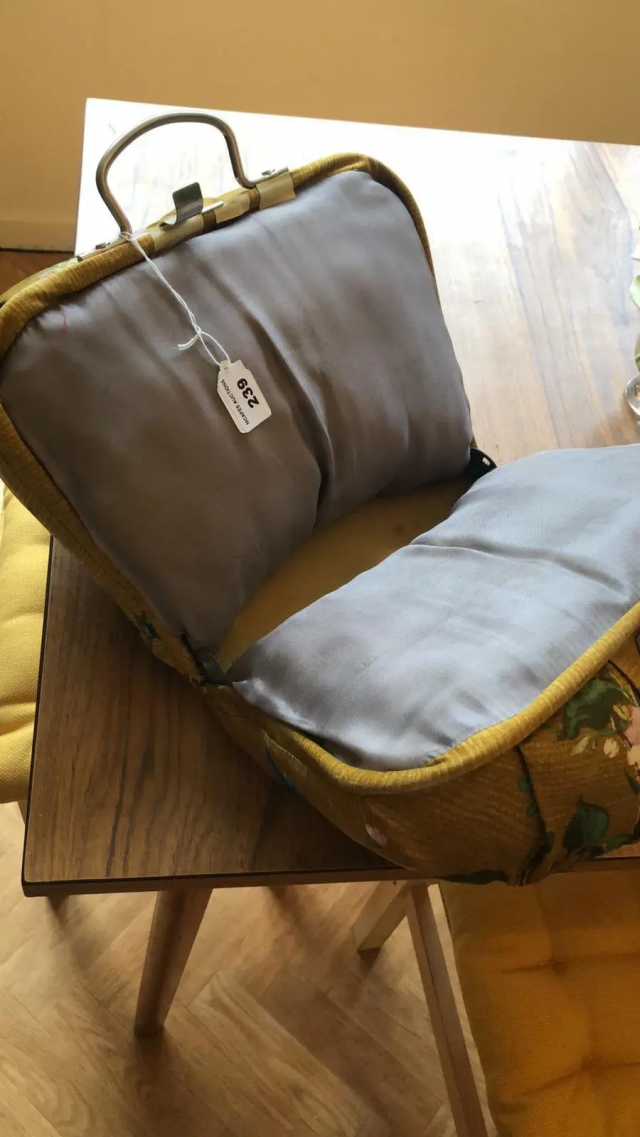 На аукционе это назвали "сумка для шитья", но внутри она набита, и я понятия не имею, для чего она предназначена