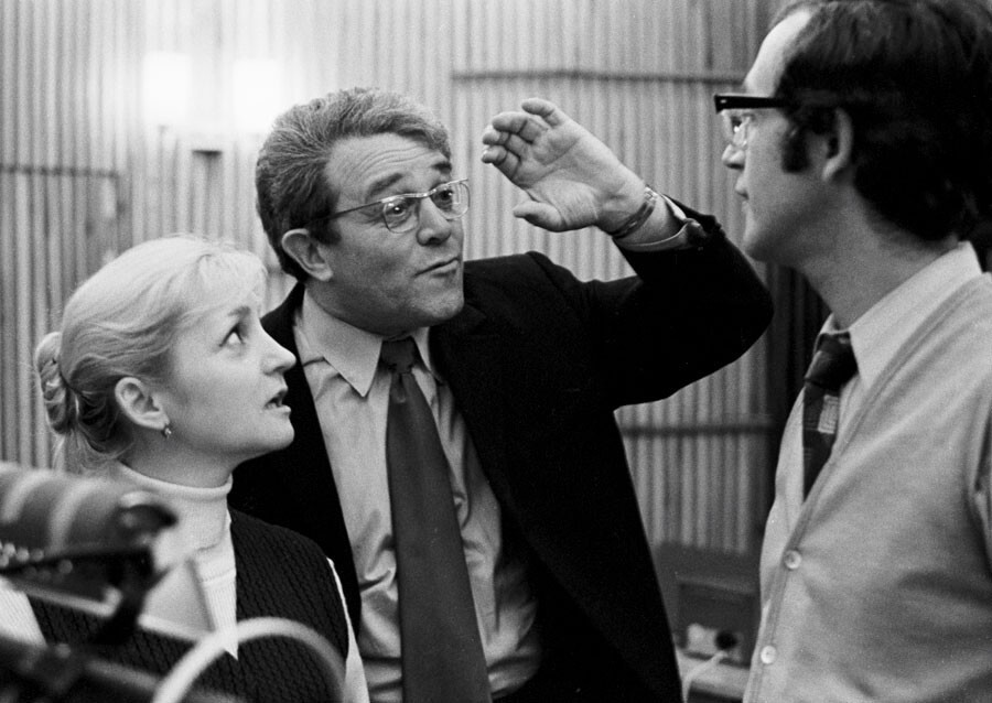 Режиссер фильмов о Чебурашке Роман Качанов и артисты, озвучивающие роли героев в фильме "Речка крокодила Гены", Клара Румянова и Василий Ливанов. 1974 год. Режиссер фильмов о Чебурашке Роман Качанов и артисты, озвучивающие роли героев в фильме "Речка крокодила Гены", Клара Румянова и Василий Ливанов. 1974 год.