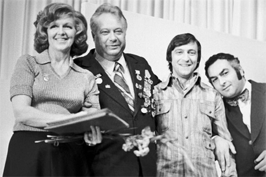 Валентина Леонтьева, спортивный комментатор Николай Озеров и артисты эстрады Геннадий Хазанов и Левон Оганезов. 6 сентября 1972 года. Валентина Леонтьева, спортивный комментатор Николай Озеров и артисты эстрады Геннадий Хазанов и Левон Оганезов. 6 сентября 1972 года.