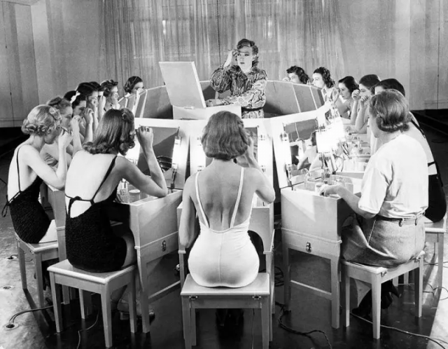 Женщины на курсах нанесения макияжа, 1940 год