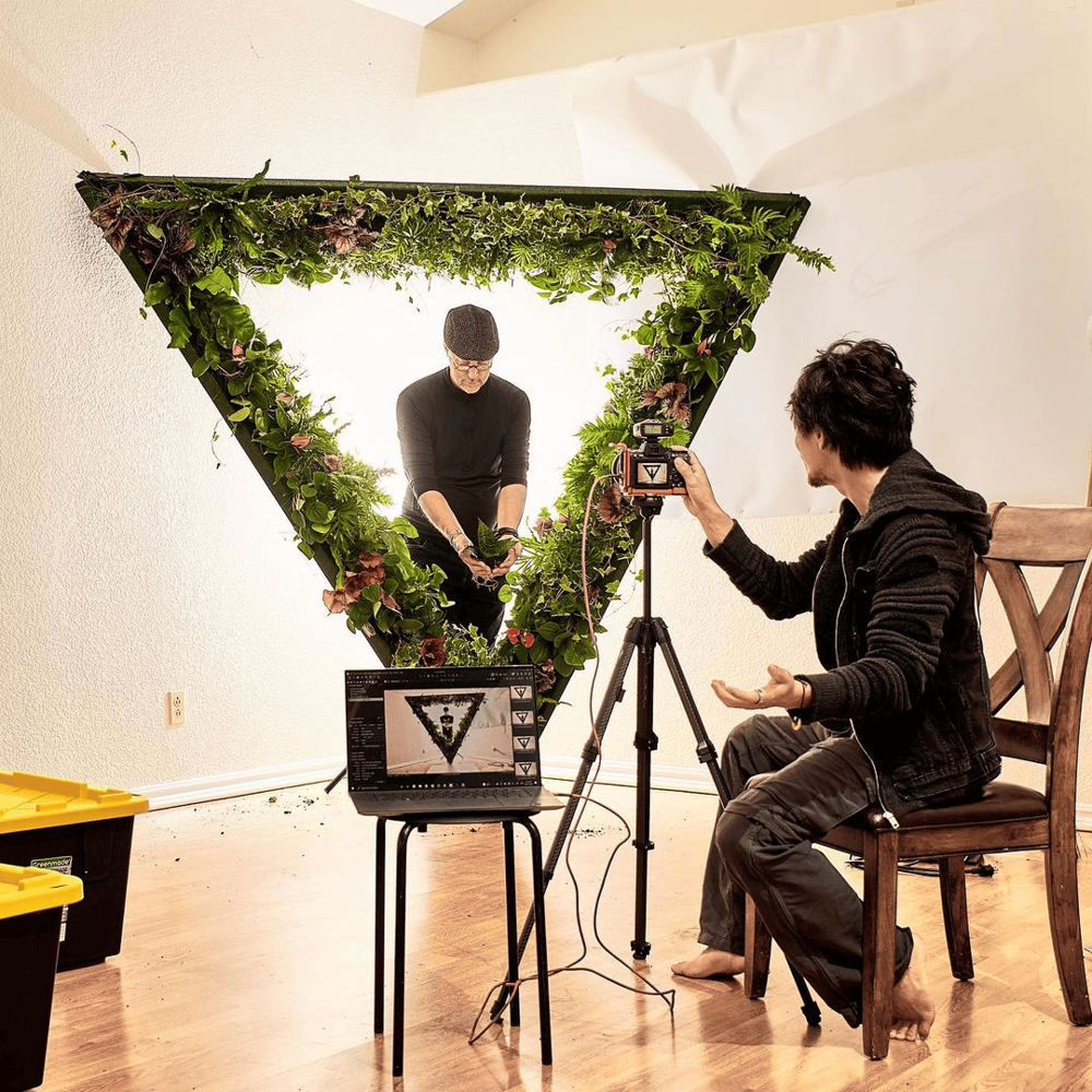 Фотограф показал обратную сторону эффектных и масштабных фотоинсталляций