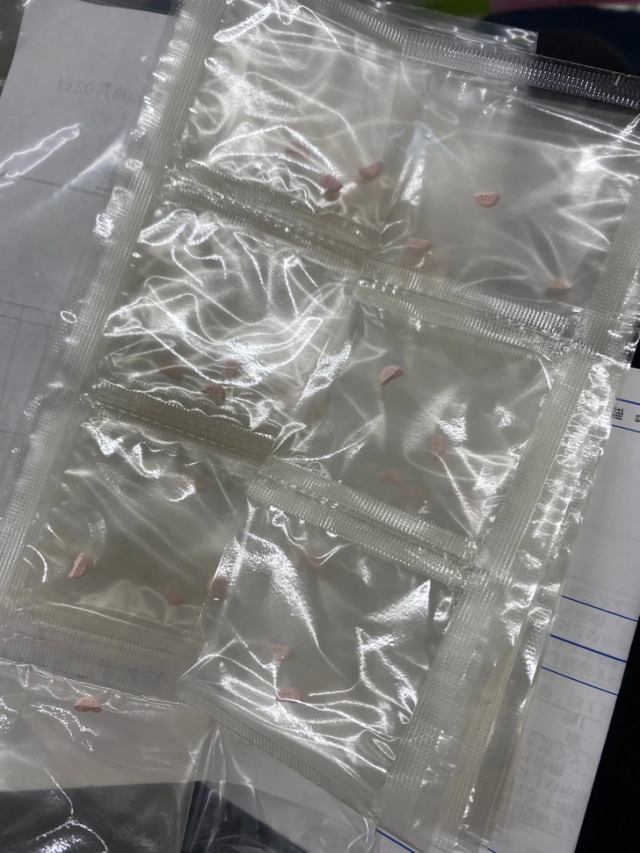 «У нас нет нужных вам таблеток на 12,5 мкг действующего вещества. Поэтому мы поделили 58 штук пополам и положили каждую в свой пакетик. Вам будет удобно?»