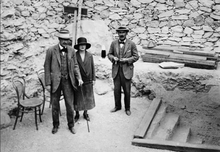 Как возникла легенда о проклятии Тутанхамона. Лорд Карнарвон со своей дочерью у входа в гробницу Тутанхамона. Как возникла легенда о проклятии Тутанхамона. Лорд Карнарвон со своей дочерью у входа в гробницу Тутанхамона. Фото.