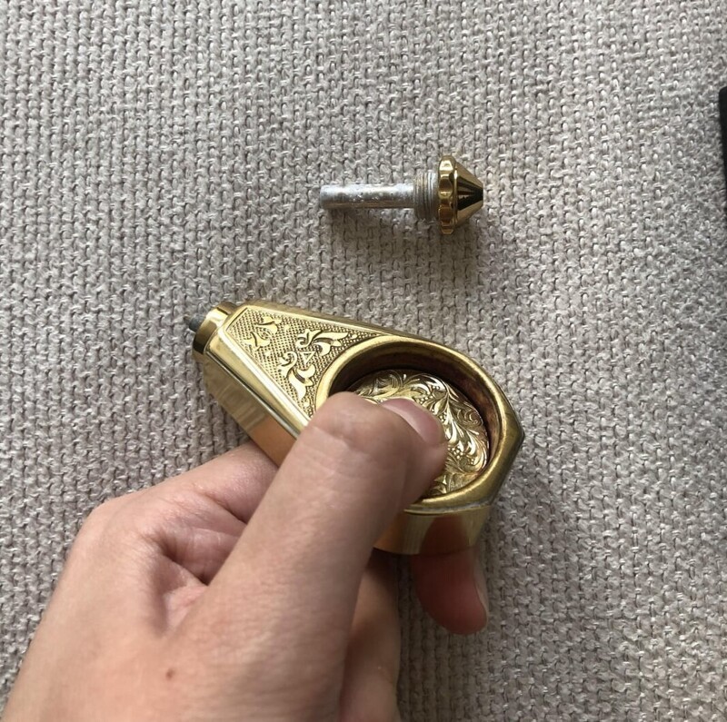 11. Для этой штуки есть специальная коробочка. Кнопка нажимается