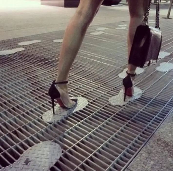 12. Теперь женщины на каблуках могут легко ходить по решёткам